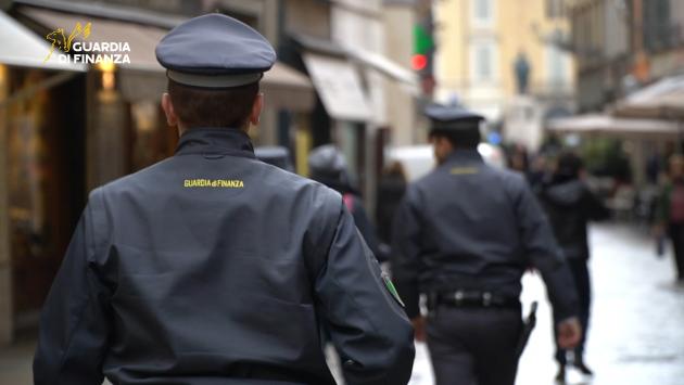 Sanzionato un negoziante del centro storico di Parma per la vendita di alcolici ad un minorenne.