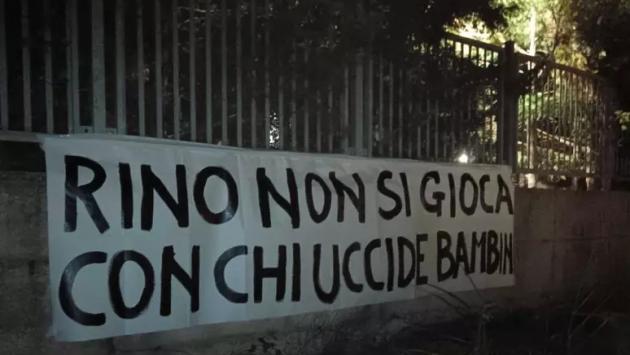 Striscione sotto casa di Gattuso, "Rino non si gioca con chi uccide bambini"