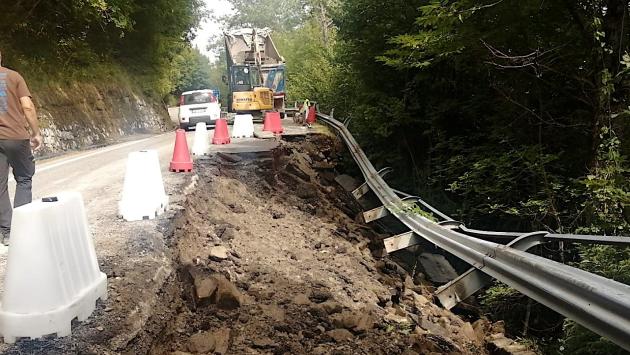 Cede il sostegno della strada del Bosco a Centrale: senso unico alternato con semaforo