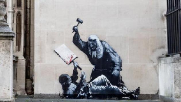 Murale di Banksy  rimosso a Londra, scoppia la polemica sui social