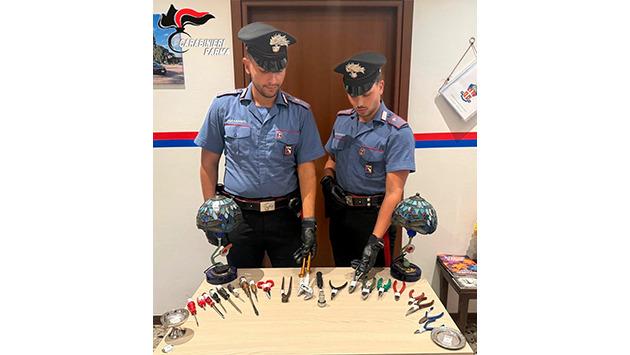 Busseto: tentano il furto in un abitazione di sant’andrea ma vengono sorpresi e messi in fuga dal figlio dei proprietari. fermati subito dopo dai carabinieri, dall’auto spunta un kit di oggetti da sca
