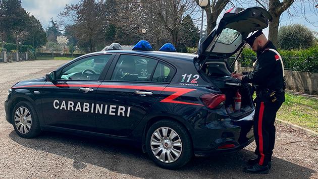 Aggredisce due minori con un tirapugni: denunciato dai carabinieri un giovane