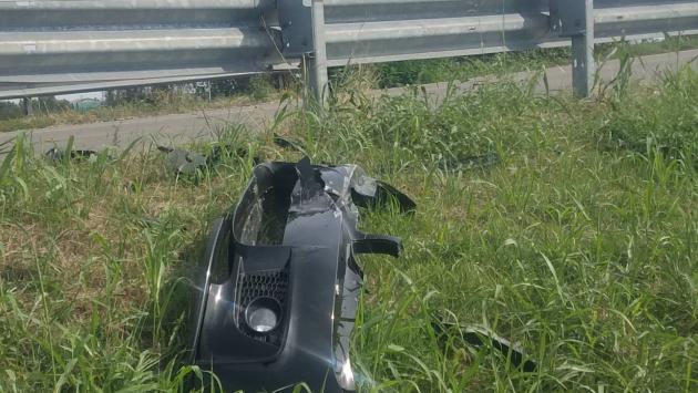 Schianto contro il guard rail a Castione Marchesi
