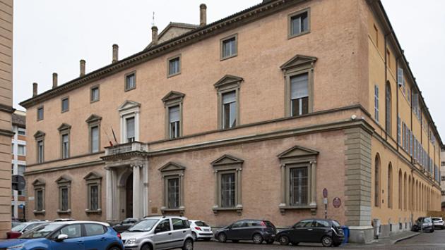 Al processo mostrano la foto del secondo neonato sepolto, Chiara Petrolini esce dall'aula. Rientra e poi va a casa. Anche Samuel è uscito