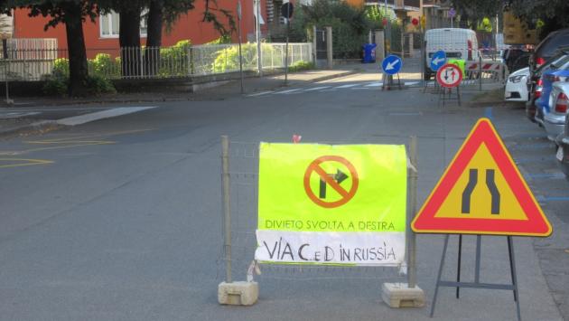 Segnali stradali «defunti»: a volte ritornano. Però con la…spiegazione