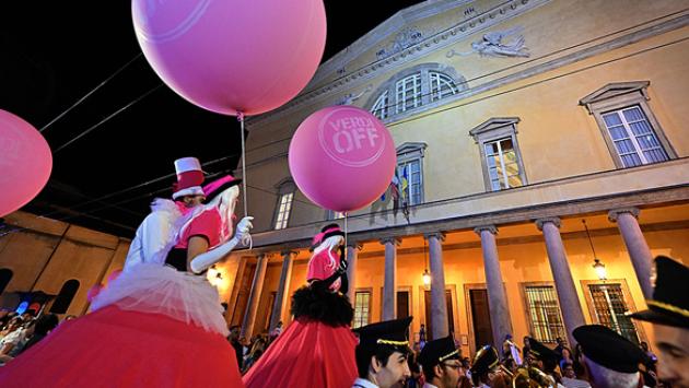 Tutto nel mondo è burla! La Verdi street parade inaugura il XXV Festival Verdi e il X Verdi Off