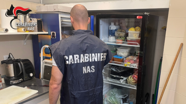 Alimenti scaduti e carenze igienico-sanitarie. Sanzioni per 6000 euro