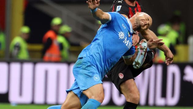 2-1 al Napoli, il Milan va in testa con partenopei e Roma