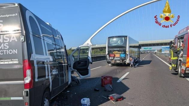 Scontro fra 4 auto sull'autostrada A8, 7 feriti, uno e' grave