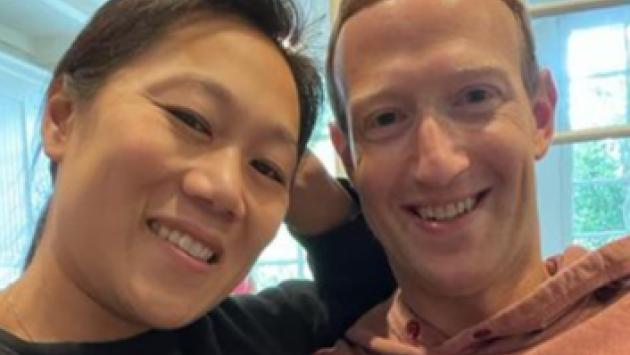 Zuckerberg aspetta terzo figlio, posta foto con la moglie