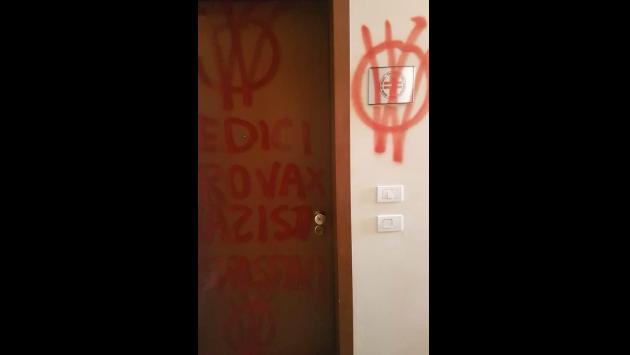 Imbrattata dai no vax la sede dell'Ordine dei medici di Parma