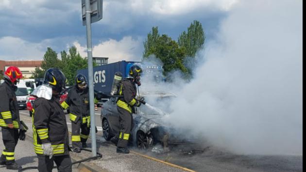 Auto in fiamme in strada dopo il casello autostradale. Arrivano i vigili del fuoco