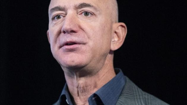 Rotterdam non smonta il ponte per far passare lo yacht di Bezos 