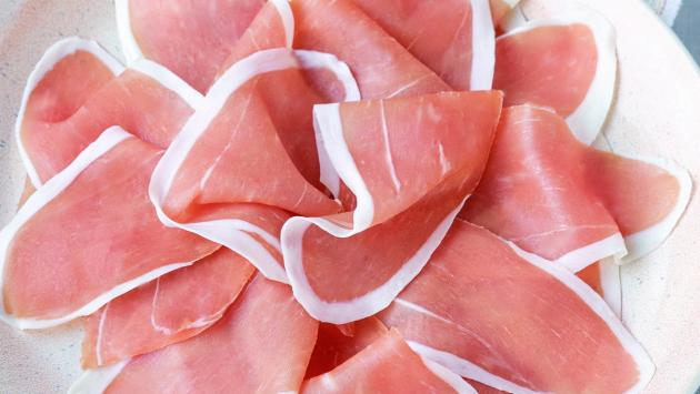 La pandemia ha modificato la dieta dei giovani. Ma ha fatto riscoprire Parmigiano e prosciutto