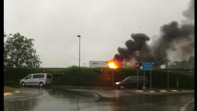 Furgoncino in fiamme sulla Cisa
