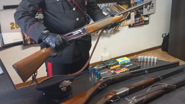 Cacciatore spara e colpisce due giovani: denunciato e sequestrati i 4 fucili 