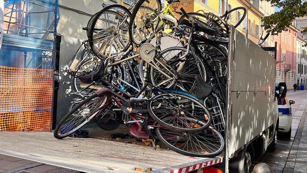 Strade e aree pubbliche ibere da mezzi abbandonati: quasi 60 rimozioni nell'ultimo mese: 18 veicoli e 39 biciclette 