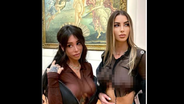 Blitz agli Uffizi: due influencer si fotografano (praticamente) in topless davanti alla Venere. Esplode la polemica