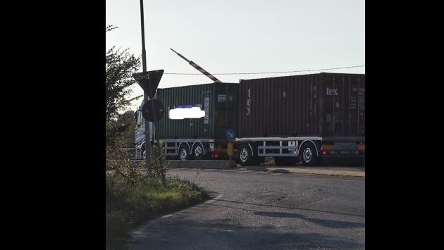 Camion blocca il passaggio a livello (e il traffico) a Sorbolo a Levante: lunga coda nel tardo pomeriggio in via Mantova 