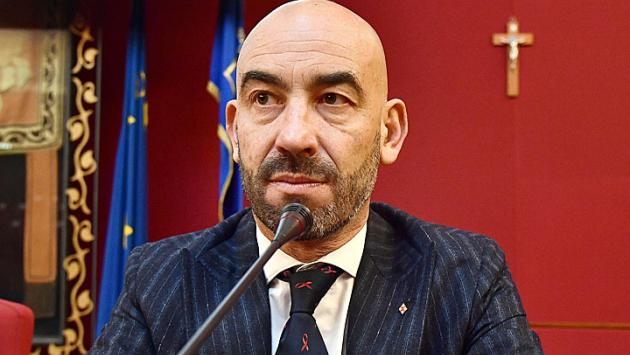 Bassetti aggredito da no-vax in locale notturno
