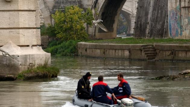 Cade nel Tevere mentre cerca di farsi u  selfie: grave una donna di 48 anni