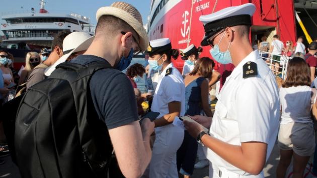 La Grecia impone tamponi a tutti i viaggiatori in ingresso