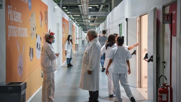 Mai così tanti nuovi contagi in tutta Italia da inizio pandemia: nelle ultime 24 ore 78.313 positivi. Record di tamponi: un milione. La positività scende al 7,57%