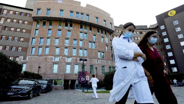 Berlusconi: il fan di Lecce fuori dall'ospedale anche a Pasqua. " Starò qui finche Silvio non rientra ad Arcore"