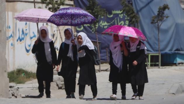 Afghanistan: i  talebani richiudono le scuole secondarie femminili