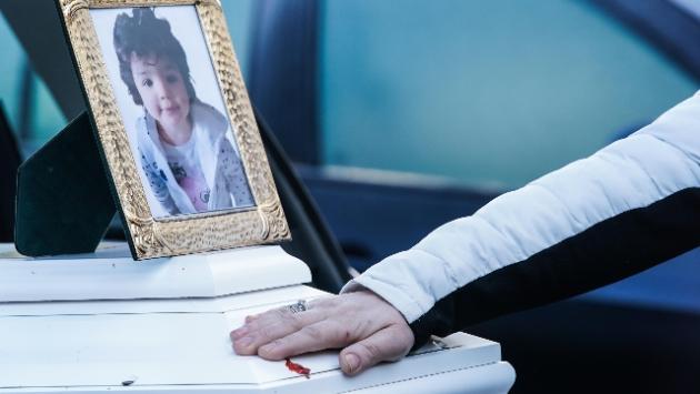 Bimba caduta: svolta nell'indagine, "Il patrigno l'ha gettata dal balcone"