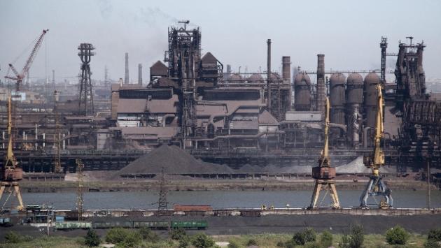 Cento civili evacuati dall'acciaieria Azovstal a Mariupol