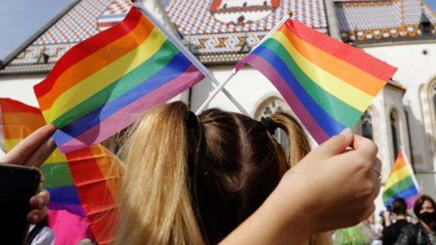 Sì a "genitore" al posto di "padre" e madre" sulla carta d'identità: coppia arcobaleno vince la causa