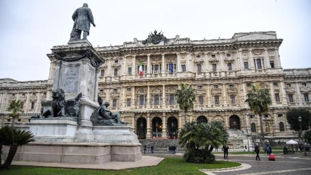 Tradisce la moglie con la cognata: deve restituire i beni ricevuti dalla consorte