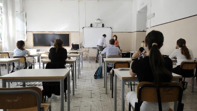 Pugno a alunno: in un video le offese al prof e la reazione