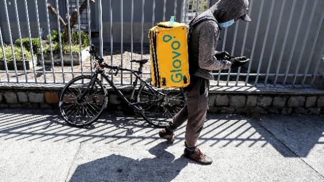 Violata la «legge rider», multa da 79 mln a Glovo 