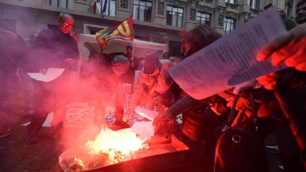 Caro energia: manifestanti bruciano bollette a Torino
