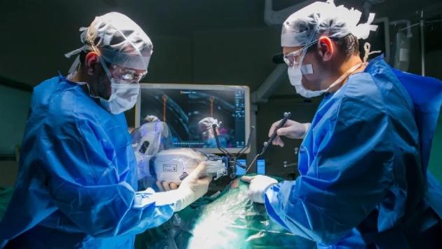 Ustionato a 10 mesi con l'olio, trapianto con  la pelle dei genitori 