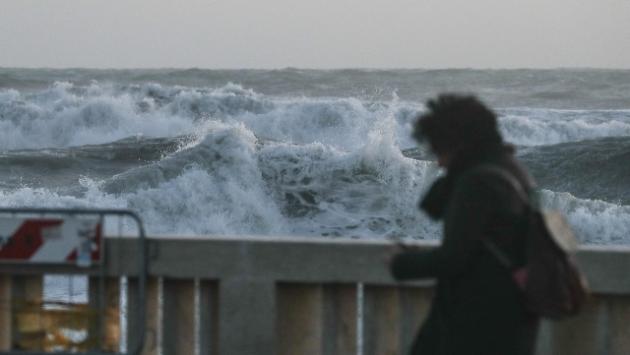 Turista muore travolta da un’onda mentre sta fotografando la mareggiata in corso nel fiordo di Furore