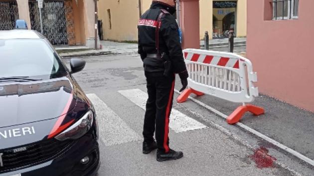 Pedone litiga con automobilista, cade battendo la testa