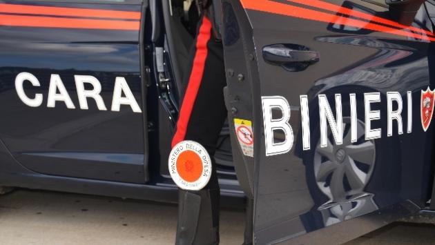 Picchiato e rapinato nel bagno di un locale di via Reggio: i carabinieri trovano l'aggressore e lo denunciano