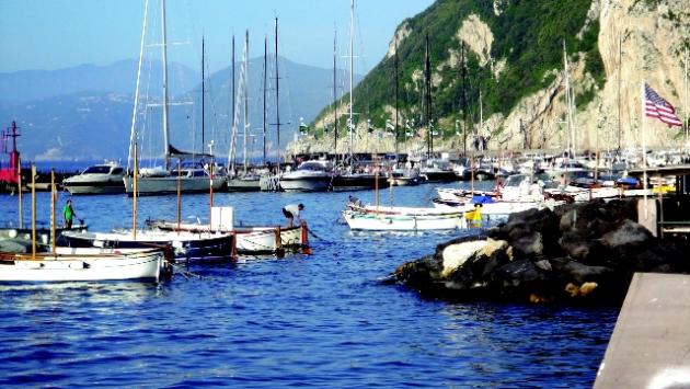 Costumista della troupe di Sorrentino trovato senza vita: mistero a Capri,  si cerca il telefono dell'uomo