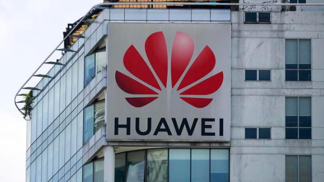 Huawei risponde ad Apple, lancia il suo Mate Xt pieghevole