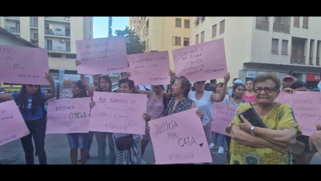 Donne e bimbi peruviani 'Ti vogliamo a casa piccola Kata'