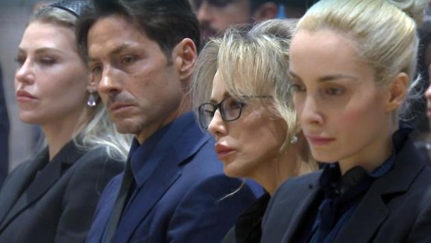 Fascina accarezza e bacia la bara di Silvio Berlusconi