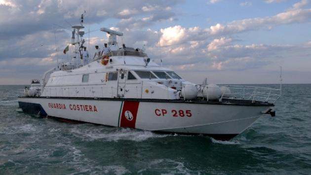 Soccorre bambino in difficoltà nel mare mosso, poi muore