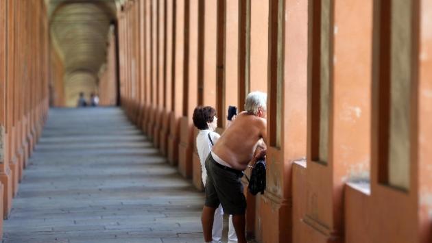 Bologna, cammina in strada e non sotto il portico: multato dai vigili