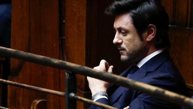 Sul caso Giambruno doppia segnalazione all'Ordine: "E' distrutto" (ed è in hotel a Milano). Manuela Boselli lo sostituisce ancora in tv