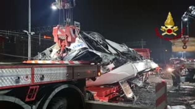 Bus precipitato: il guard rail "che sembrava una ringhiera" al centro dell'inchiesta. Anche un neonato e due ragazzini tra le vittime