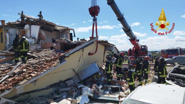 Casa crolla dopo un'esplosione: un morto e un disperso ad Argenta
