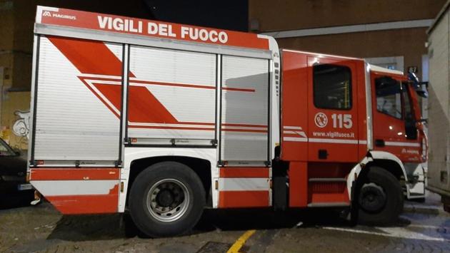 Rientrano dal pranzo di Natale e l'auto si incendia, tutti salvi